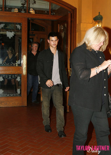  Taylor Lautner Visits Taylor pantas, swift At Muzik Video Shoot