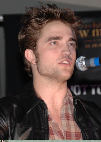  HQ фото of Robert Pattinson at Hot Topic