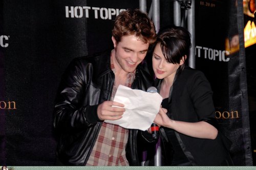  HQ foto's of Robert Pattinson at Hot Topic