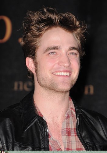  HQ تصاویر of Robert Pattinson at Hot Topic