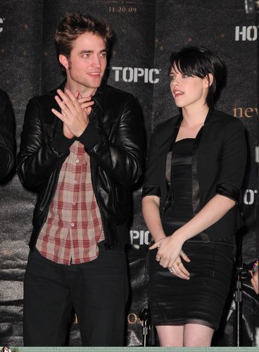  HQ 照片 of Robert Pattinson at Hot Topic