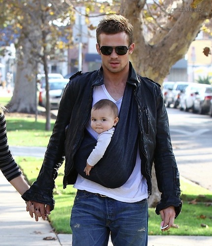  Cam Gigandet with daughter Everleigh 射线, 雷 and his wife at 烤面包, 吐司