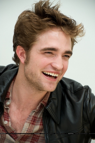  HQ Robert Pattinson afbeeldingen From the New Moon Press Conference