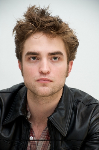  HQ Robert Pattinson afbeeldingen From the New Moon Press Conference