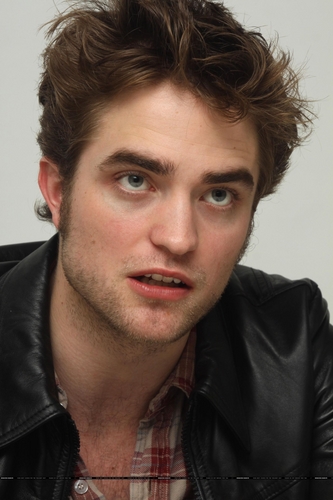  और HQs of Robert Pattinson from New Moon Press Conference