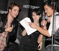 New Moon Cast Tour at Hollywood & Highland Hot Topic - Noviembre 6 - twilight-series photo