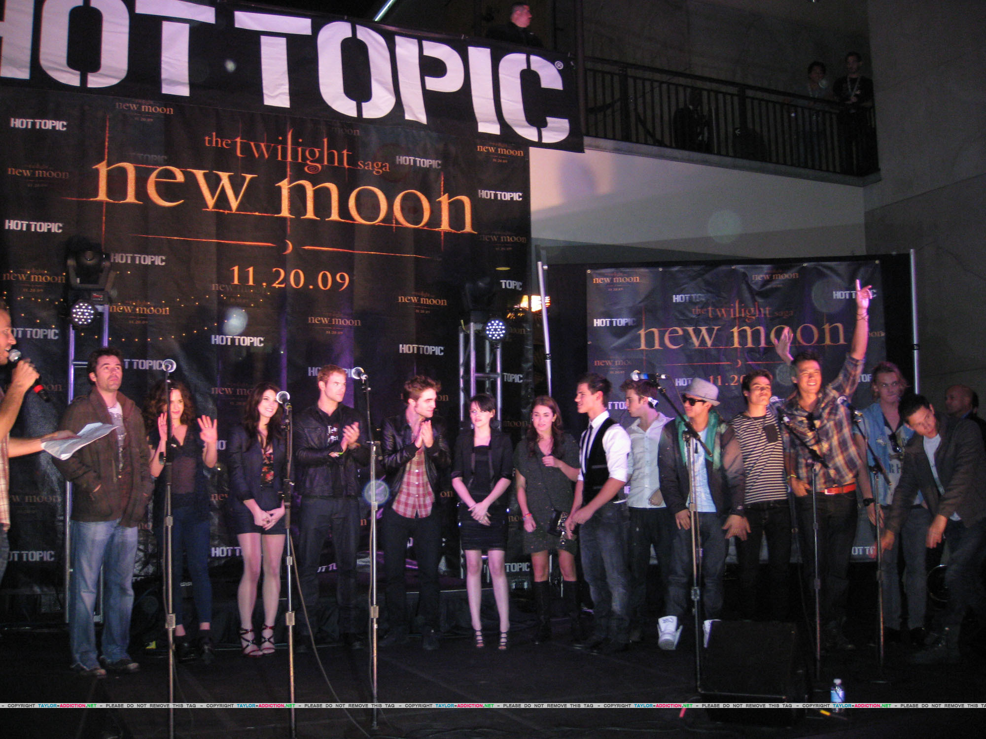 Photo of New Moon Cast Tour at Hollywood & Highland Hot Topic - Nov...