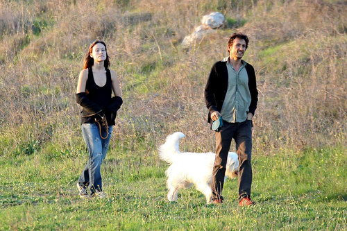  Olivia, Walking Her कुत्ता