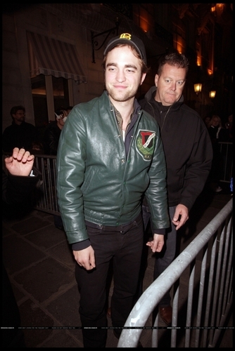  Pictures of Robert Pattinson last night from Paris 09/11/09