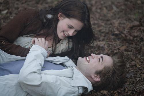  Robert & Kristen on Twilight set Funny :))))