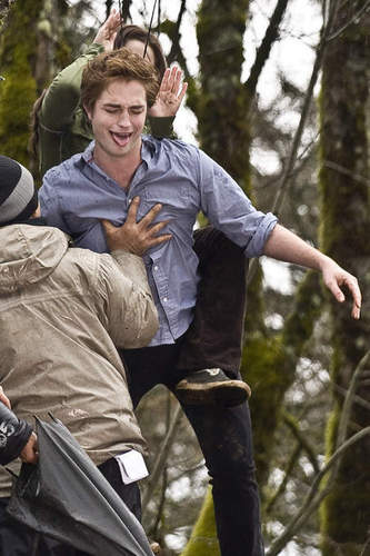  Robert & Kristen on Twilight set Funny :))))
