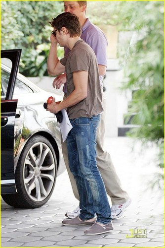Zac Efron Arriving At A Hotel In West Hollywood (5/11/09)