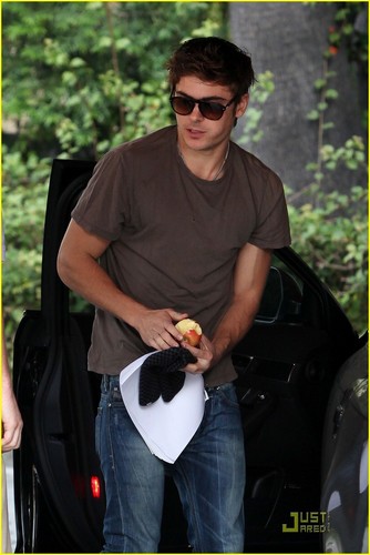  Zac Efron Arriving At A Hotel In West Hollywood (5/11/09)