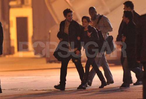  Robert Pattinson and Kristen Stewart Holding Hands in Paris