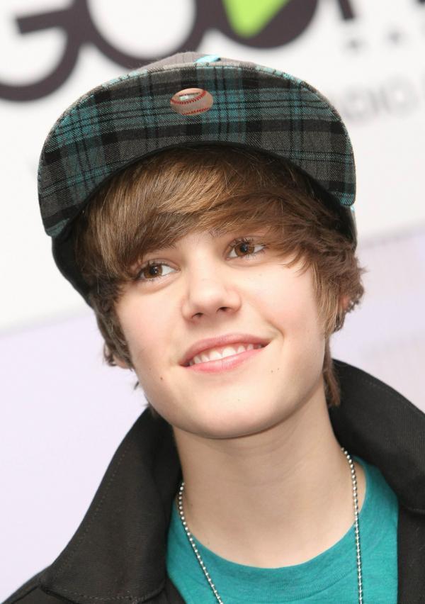 justin bieber smiling with his new. justin bieber cute smile.