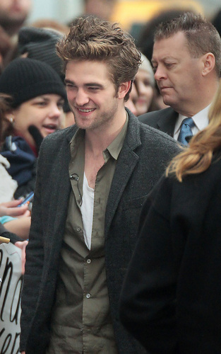  New Pics: Rob Out At The Today दिखाना