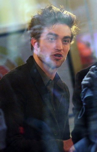  ROBERT PATTINSON GREETS 粉丝 AND VISITS THE TODAY 显示 - 11/19/09