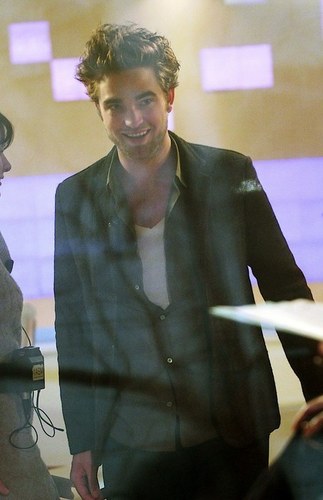  ROBERT PATTINSON GREETS ファン AND VISITS THE TODAY 表示する - 11/19/09