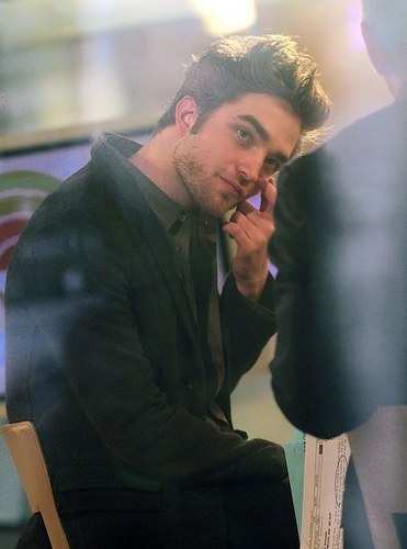  ROBERT PATTINSON GREETS 팬 AND VISITS THE TODAY SHOW - 11/19/09