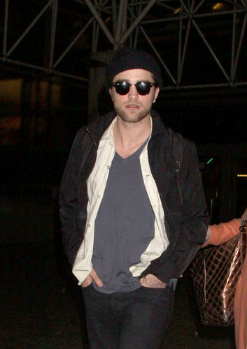  Rob and Kristen Arrive Together in LA (Nov 23)