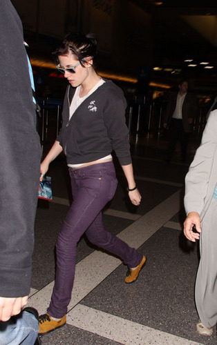  Rob and Kristen Arrive Together in LA (Nov 23)