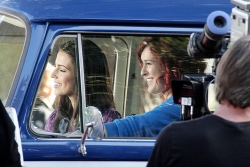 Rumer Willis and Jessica Lowndes play a new lesbian couple on "90210" 
