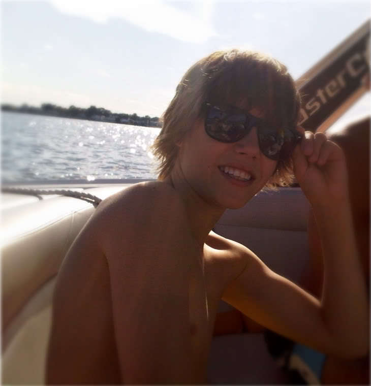 justin bieber pictures shirtless. Shirtless wow right :]