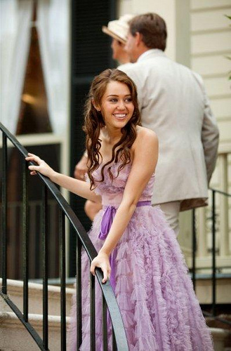 http://images2.fanpop.com/image/photos/9100000/The-Last-Song-miley-cyrus-9191292-329-500.jpg
