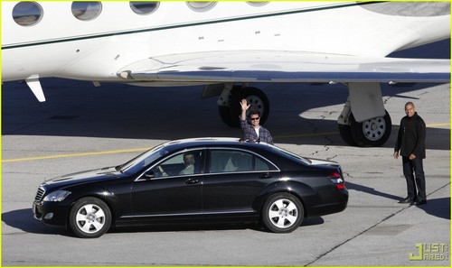  Tom Cruise: Leaving on a Private Jet Plane