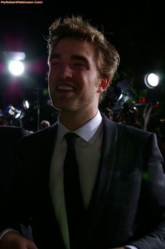  *NEW* Rrobert Pattinson Candids From The New Moon Premiere