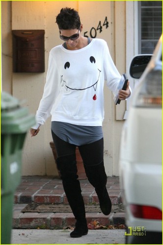 Halle Berry: Smiley Face With Fangs