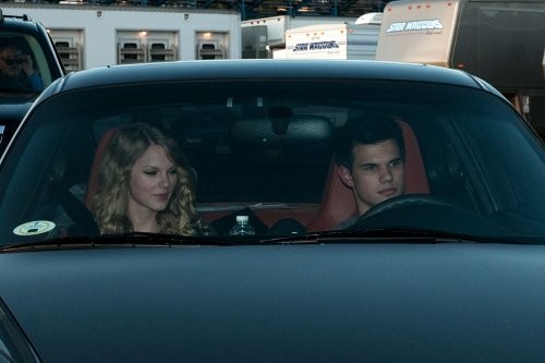  New Photos: Tay Launter & Tay veloce, swift hang together on set