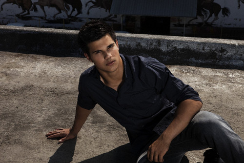  New outtakes of Taylor Lautner for Men’s Health