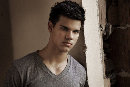 New outtakes of Taylor Lautner for Men’s Health