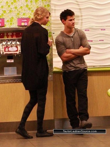  Taylor সত্বর and Taylor Lautner in Los Angeles (December 3rd)