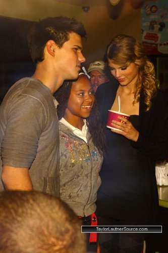  Taylor 迅速, スウィフト and Taylor Lautner in Los Angeles (December 3rd)