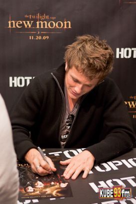  Autograph signing