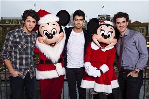  Filming Krismas Parade in Disney World. 04.12.09