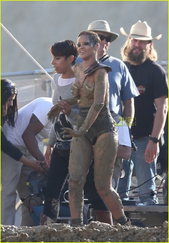  Rihanna on set "Hard" muziek Video