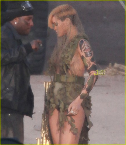  Rihanna on set "Hard" musique Video