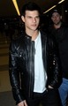 Taylor Lautner Arrives in NYC - twilight-series photo
