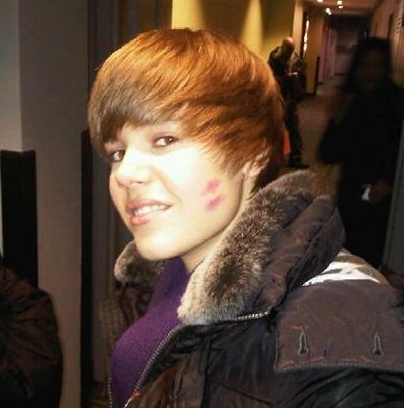 justin bieber emoticons. Justin w/Lipstick on his cheek