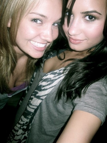  Demi & Tiffany Smiles!