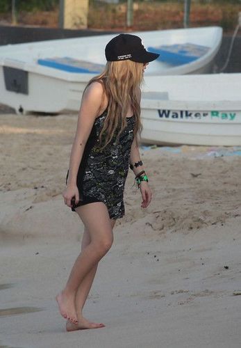  avril lavigne on the 바닷가, 비치 (new pictures)