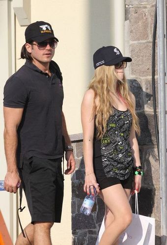  avril lavigne on the strand (new pictures)