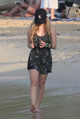  avril lavigne on the bờ biển, bãi biển (new pictures)