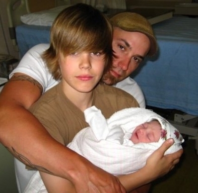 Justin Bieber Family on Justin With Friend And Family   Justin Bieber Photo  9629455