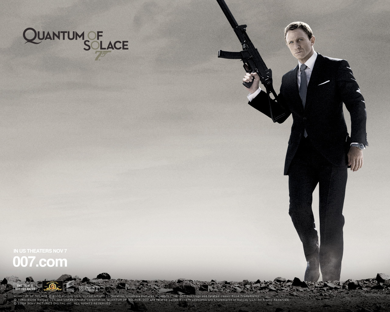 007　６代目ジェームズボンドがライフル銃を持っている壁紙