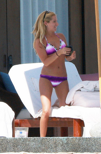  Ashley Tisdale tampilkan Off Her Bikini Bod In Mexico 4