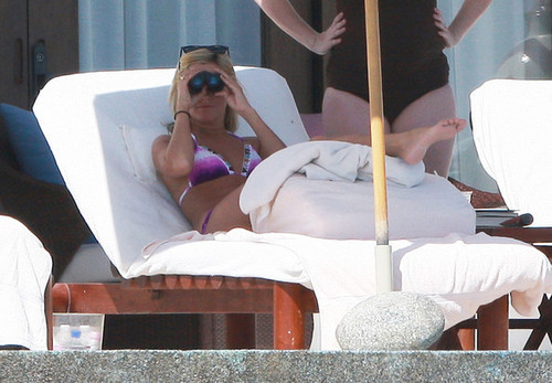  Ashley Tisdale menunjukkan Off Her Bikini Bod In Mexico 4